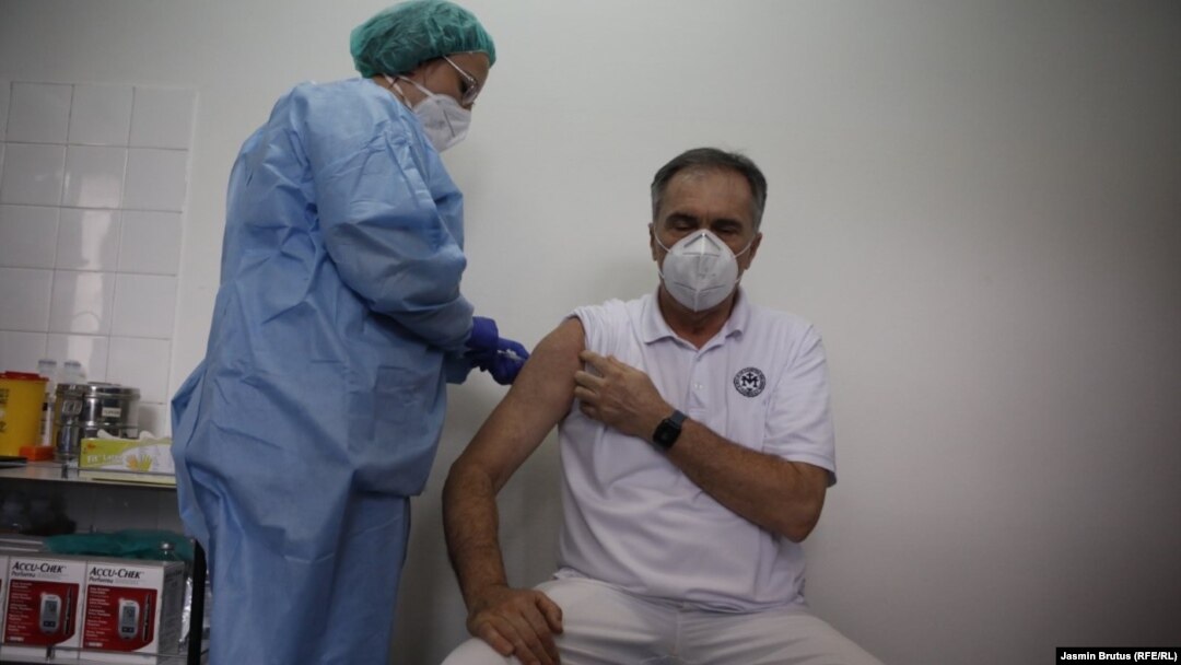 Prvi je vakcinisan dr Ednan Drljević, šef COVID odjela u Općoj bolnici ‘’Dr. Abdulah Nakaš’’ u Sarajevu