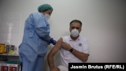 Doktor Ednan Drljević prima vakcinu protiv COVID-a 19