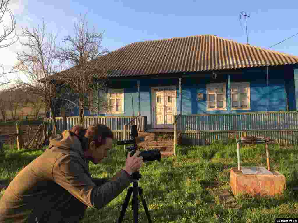 Victor Maxian, în timpul filmărilor pentru documentarul Europei Libere &bdquo;Doamnele Casei Mari&rdquo;. Au fost vremuri când orice casă din satele moldovenești, oricât de mică ar fi fost, se cuvenea să aibă și o Casă mare. O odaie mai largă, de fapt, în care nu se locuia. În puterea obiceiului, era menită, cu precădere, pentru musafiri și petrecerilor cu neamurile.