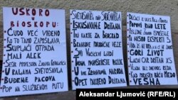 Transparenti na protestu ispred zgrade Vlade Crne Gore u Podgorici, 20. septembar