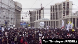 Мәскеудің академик Сахаров атындғаы даңғылындағы митингіге қатысушылар. 24 желтоқсан, 2011 жыл.