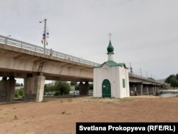 Вокруг часовни делают газоны