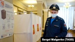 Российский военнослужащий голосует на избирательном участке №99, Севастополь, 19 сентября 2021 года