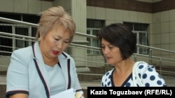 Жена подсудимого по делу «джихадистов» Кенжебека Абишева, Гульмира Абишева (справа), и его адвокат Гульнара Жуаспаева у здания суда. Алматы, 28 августа 2018 года.