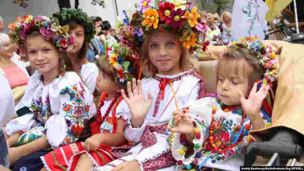 Учасники параду вишиванок на День Незалежності у Києві. Дивитись фотогалерею