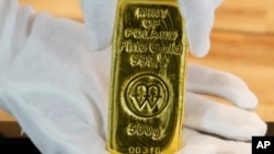 Një shufër 500-gramëshe e arit, në një dyqan në Varshavë të Polonisë.