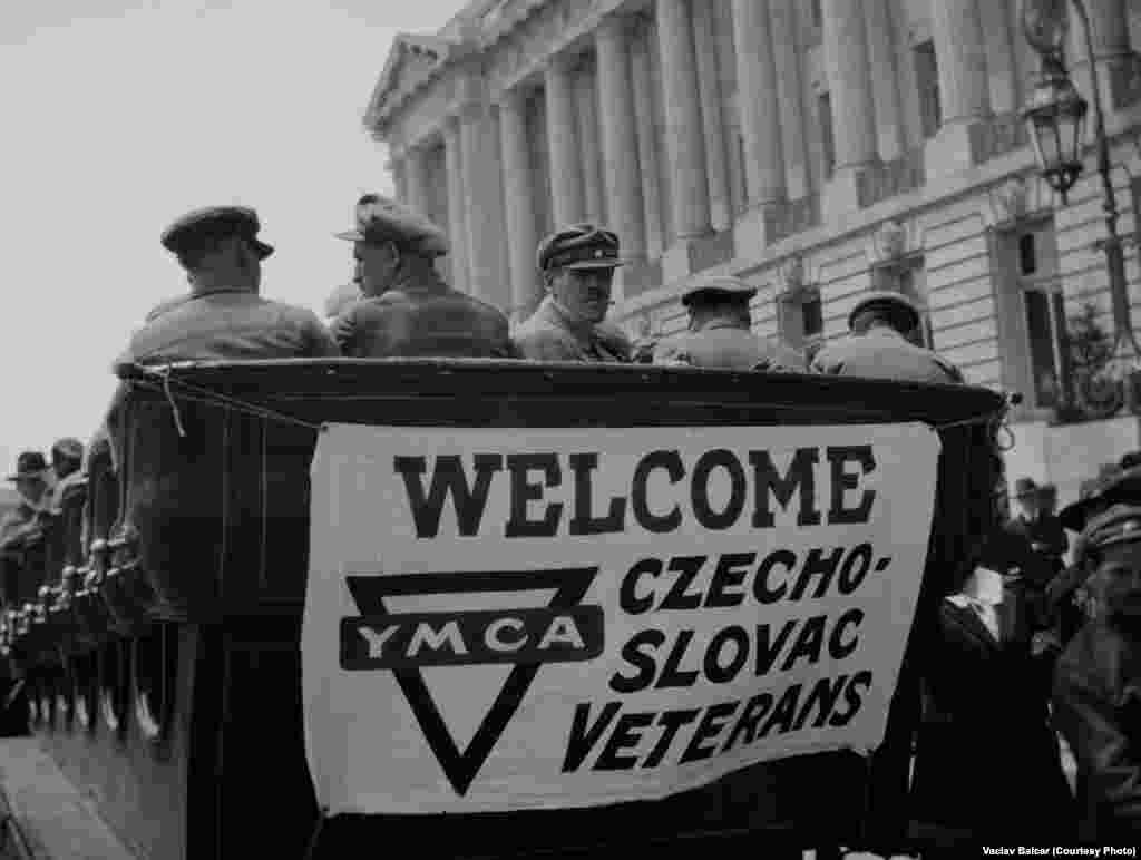 A sign on the back of a car welcomes the veterans in San Francisco.