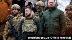 Președintele Ucrainei, Volodimir Zelenski la 4 aprilie 2022, în orașul Bucea unde au fost uciși de soldații ruși cel puțin 300 de civili. Câteva zeci de cadavre au fost lăsate pe străzi. Unii oameni au fost împușcați, alții au fosct călcați cu tancul în propriile mașini. 