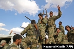 Отряд протурецкой Сирийской национальной армии возле границы с Сирией. 7 октября 2019 года