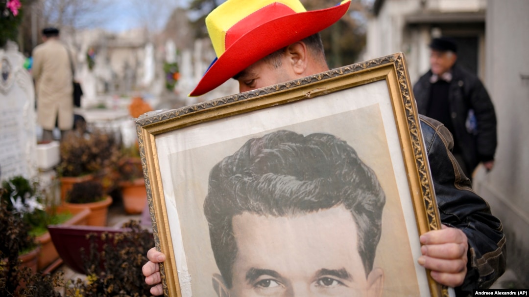 Un nostalgic al regimului Ceaușescu poartă un portret al ultimului dictator comunist. Cea mai recentă reformă administrativă majoră din România datează din 1968, național comuniștii revenind la împărțirea pe județe, după cea pe regiuni și raioane din vremea ocupației sovietice. 