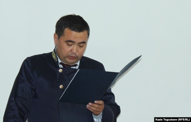 Судья Алмалинского районного суда города Алматы Кайрат Иманкулов зачитывает приговор по делу Жанны Умировой. Алматы, 14 июня 2017 года.