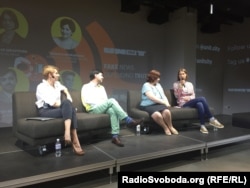 Редактор фактчек проекту Voxcheck Олена Шкарпова під час дискусії Fake News Defending Truth у Києві (праворуч)