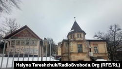 Це найдавніший будинок ХІХ століття на Романицького 24, який не продавали. Ліворуч від нього будівля, яка належить Анастасії Сірооченко