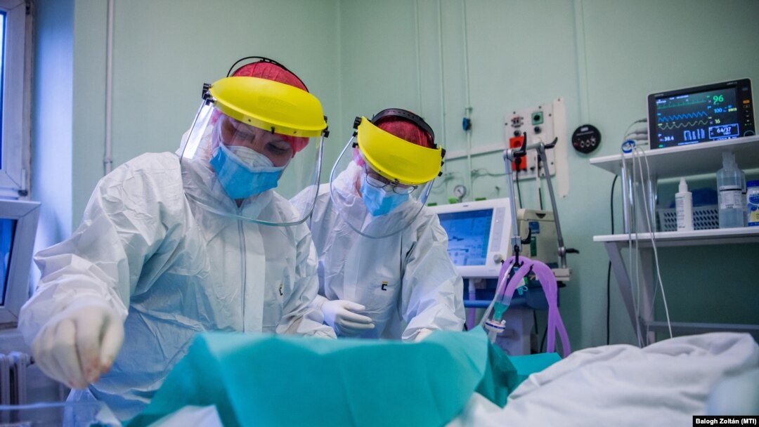 Medicinski radnici tretiraju pacijente oboljele od COVID-19