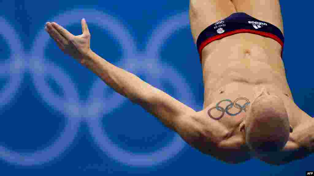 British athlete Nicholas Robinson Baker&#39;s tattoo of the Olympic rings is seen as he dives during a training session at the Aquatics Center in London on July 26. (AFP/Fabrice Coffrini)