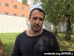 Павал Севярынец пасьля адбыцьця 10-суткавага арышту за акцыі ў Курапатах. 16 жніўня 2018 году