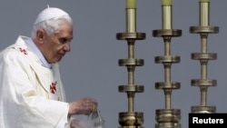 Папа Римский Бенедикт XVI во время богослужения
