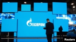 Logo în limba rusă al Gazprom la Formul Internațional dedicat gazelor naturale din Sankt Petersburg. 15 septembrie 2022.