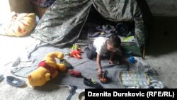 Илустрација - Дете во времен бегалски камп во Босна и Херцеговина