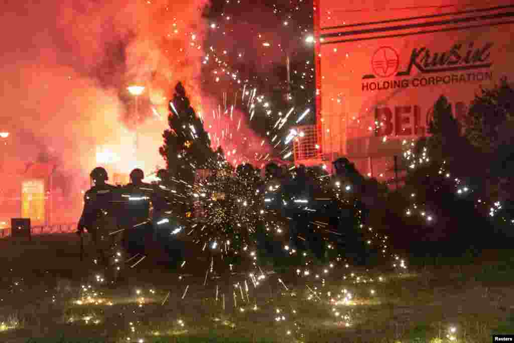 Protuvladini prosvjednici bacaju pirotehnička sredstva na policajce tijekom demonstracija u Beogradu, Srbija, 15. augusta 2025.