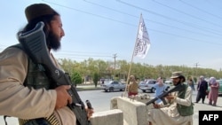Талибански бойци партулират пред сградата на афганистанското вътрешно министерство, 17 август 2021.