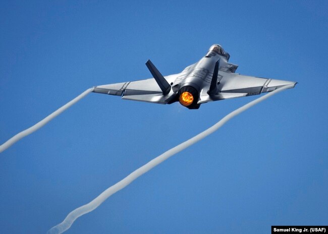 جنگنده لاکهید مارتین اف-۳۵، یکی از پیشرفتهترین جنگندههای آمریکا است و ترکیه و برخی دیگر اعضای «ناتو» در توسعه و خرید آن همکاری دارند.