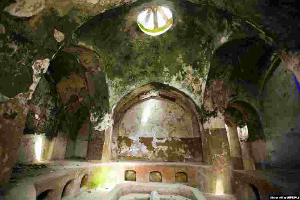 Astara rayonu, Ərçivan qəsəbəsi. "Kərbəlayi Həmid Abdulla hamamı". 1806-cı ildə tikilmiş bu hamam hələ də ayaq üstdədir. Divarları topdağıtmaz. Hamam kimi istifadə oluna bilər. Turizmin inkişafına öz töhvəsini verə bilər. Di gəl ki, o, tərki-dünya yaşayır. Ya heç kim onu görmür, ya da o görünmək istəmir. İtirən isə Azərbaycandır.