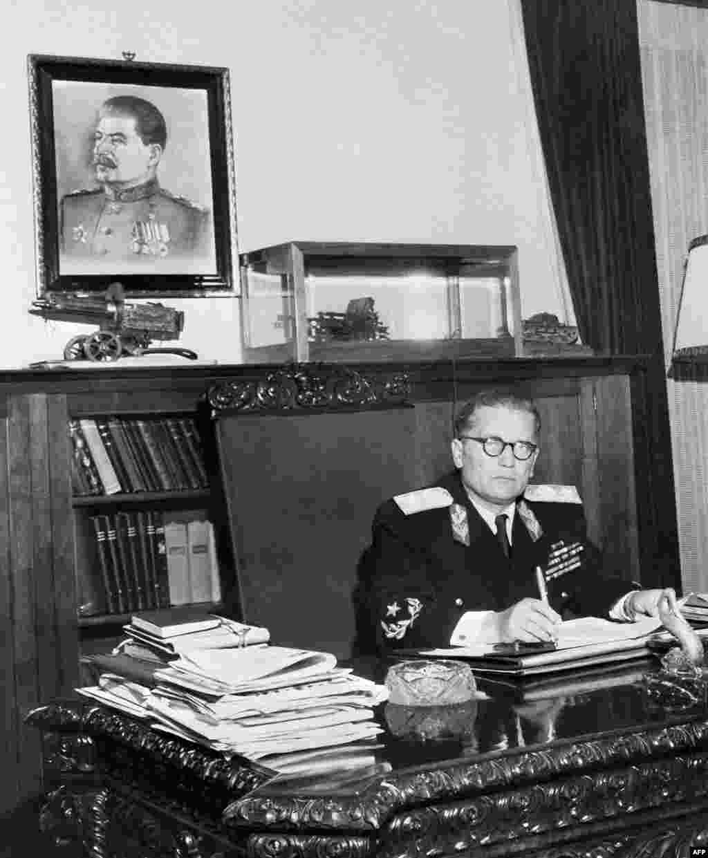 Josip Broz Tito az irodájában 1947-ben. Az országot lényegében egyeduralkodóként irányító Tito kezdetben a Szovjetunió és Sztálin politikáját követte, de hamarosan megromlott a viszony a két ország között. Egy sikertelen szovjet merényletkísérlet után Tito levelet küldött Sztálinnak, amelyben azt írta: &bdquo;Ne küldj több embert, hogy megöljenek. Már így is elkaptunk ötöt, az egyiknél egy bomba volt, a másiknál egy puska&hellip; Ha nem hagysz fel a gyilkosok küldésével, akkor én fogok egyet Moszkvába küldeni, és nem lesz szükség másodikra.&rdquo; Ezekben az időkben történt, hogy Sztálin tanácsára Rákosi Mátyás Rajk László koncepciós perében azt is az elítélt számlájára írta, hogy titokban kapcsolata volt a Jugoszláv vezetéssel.