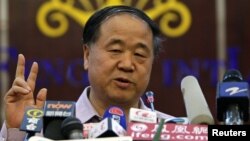Mo Yan Nobel mükafatına layiq görüləndən sonra vətənində - doğma Qaomi şəhərində, Çin, 12 oktyabr 2012