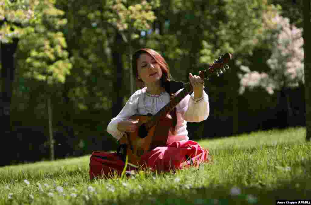 Anna Danilukova, from the Prague band Jagabab, sings a medieval drinking song on the outskirts of the battle. 