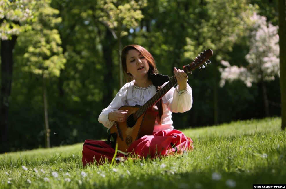 Anna Danilukova, nga bendi i Pragës, Jagabab, këndon një këngë mesjetare.