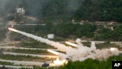 Ushtria e Koresë së Jugut lëshon disa raketa gjatë stërvitjeve të përbashkëta me ushtrinë amerikane në Seungjin, Korenë e Jugut, 25 maj 2023.