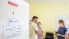 Az orvos az oltásról tájékoztat egy férfit, mielőtt beoltják a Pfizer–BioNTech-vakcina második adagjával a békéscsabai Réthy Pál kórházban 2021. június 20-án