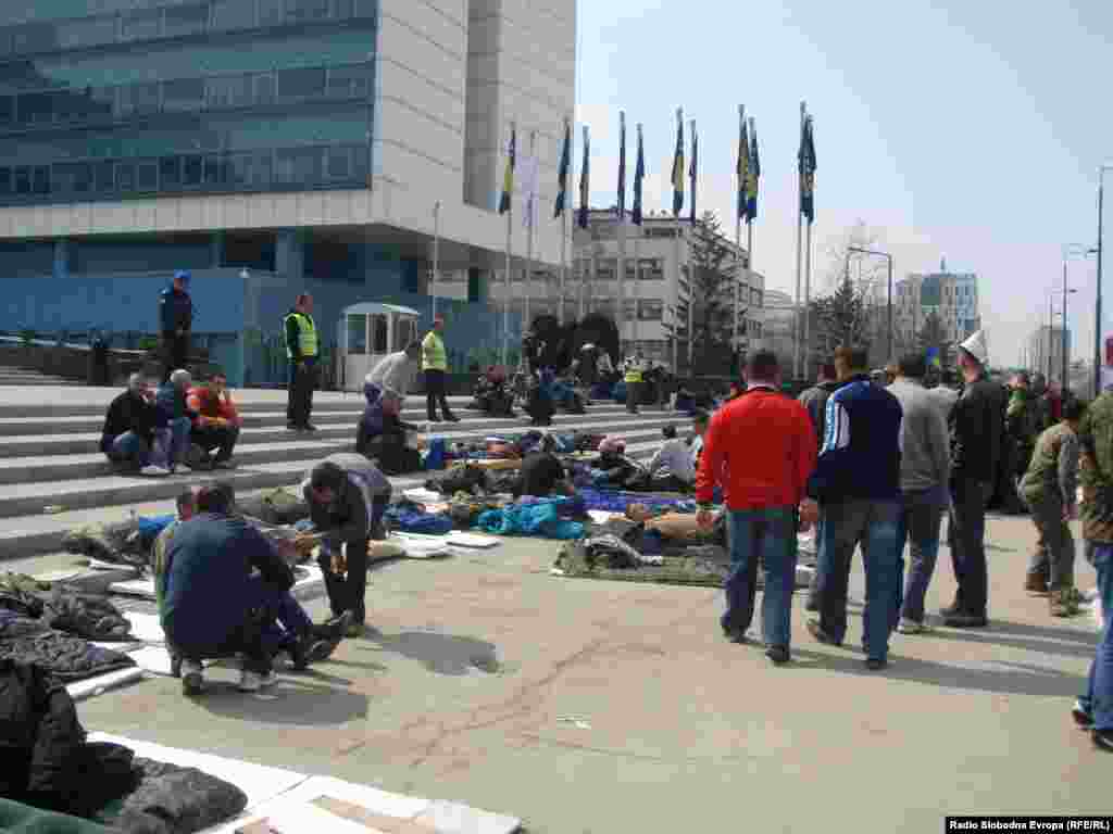 Protest penzionisanih pripadnika Oružanih snaga BiH ispred zgrade institucija BiH, Sarajevo, 24.3.2012., Foto: Dženana Halimović.