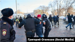 Полиция задерживает журналиста Григория Оганезова на акции 31 января