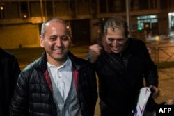 Казахский оппозиционный политик Мухтар Аблязов (в центре) в первые минуты после освобождения из тюрьмы во Франции. 9 декабря 2016 года.