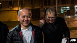 Мухтар Аблязов (л) виходить із в’язниці після звільнення, Флері-Мерожіc біля Парижа, 9 грудня 2016 року
