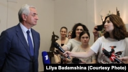 Рауль Хаджимба отвечает на вопросы журналистов после первого тура выборов, 26 августа 2019 г.
