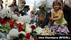 Возложение цветов у памятной стеллы, 19 августа 2012 год