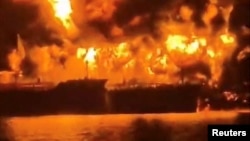 За даними компаній, що займаються портовою безпекою, корабель горить після того, як іранські човни, начинені вибухівкою, ймовірно, напали на два паливні танкери в іракських водах, підпаливши їх. Знімок екрана зроблено з відеоролика, опублікованого 12 березня 2026 року