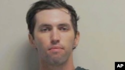 ფოტოზე, რომელიც იუტის შტატის გუბერნატორის ოფისმა გაავრცელა 2025 წლის 12 სექტემბერს, გამოსახულია 22 წლის ტაილერ რობინსონი. 