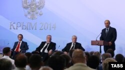 Vladimir Putin (djathtas) në bisedë me ligjvënësit në Krime