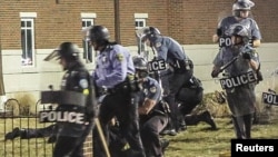 Pamje e një aksioni të pjesëtarëve të policisë amerikane