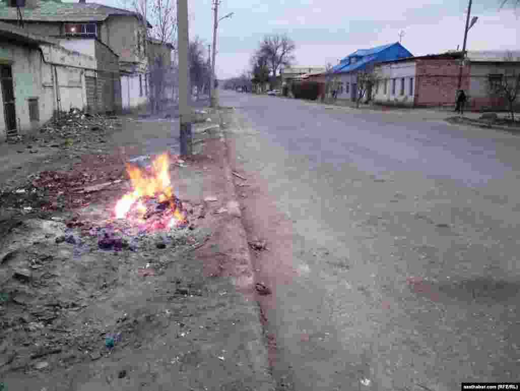 K&ouml;&ccedil;&auml;niň gyrasynda ot &yacute;akylypdyr. T&uuml;rkmenabat ş&auml;heri