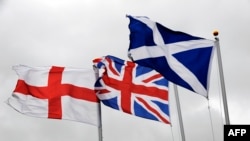 از چپ: پرچم انگلیس، پرچم بریتانیای متحد و پرچم اسکاتلند