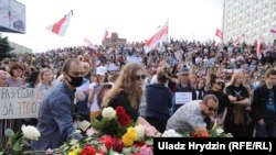 Mii de oameni participă la mitingul din 15 august. Depunere de flori la locul unde ar fi decedat una dintre victime