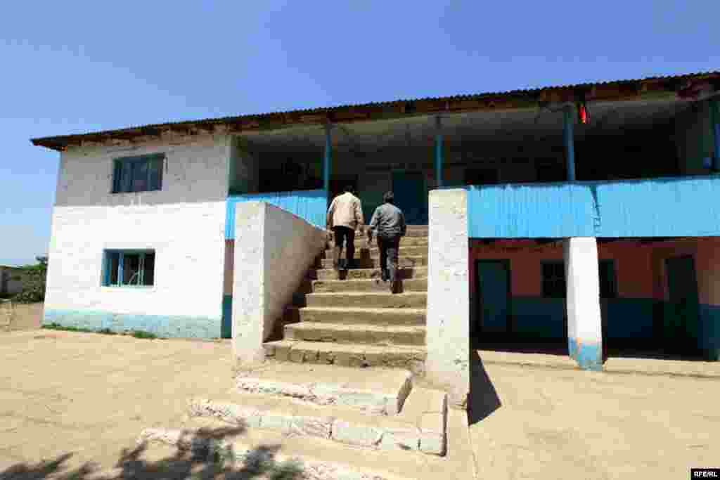 Ucqarlarda bəzi məktəblər #15