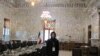 باربارا اسلاوین در جریان سفر اخیرش به ایران در ساختمان سابق مجلس شورای اسلامی در تهران