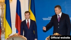 Ukrainian President Viktor Yanukovych (right) meets with his Russian counterpart Dmitry Medvedev in Kyiv on May 17.