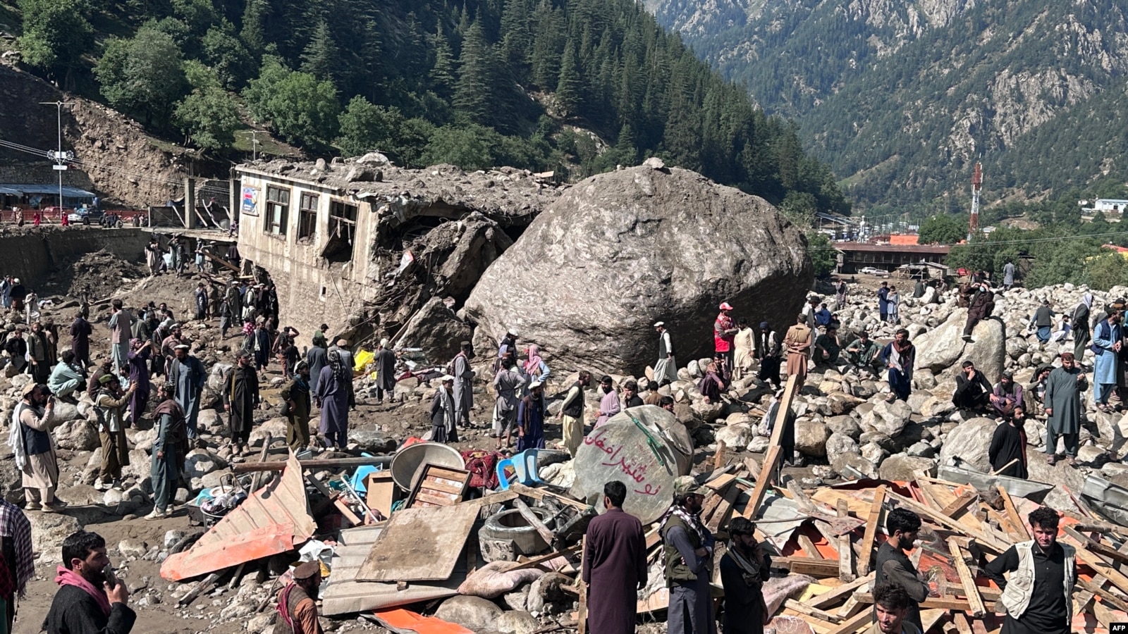 نورستان کې د ژغورنې او لټون عملیات دوام لري، ۱۰۵ کسان سېلابونو کې ورک شوي